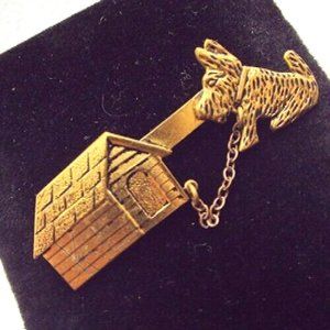 ANTIQUE 1950'S MARKED "NH" CUTE & SWEET SCOTTIE DOG CHAINED TO DOGHOUSE PIN 7